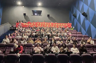 春光與你們都是這世界最好的風(fēng)景，節(jié)日快樂(lè)！